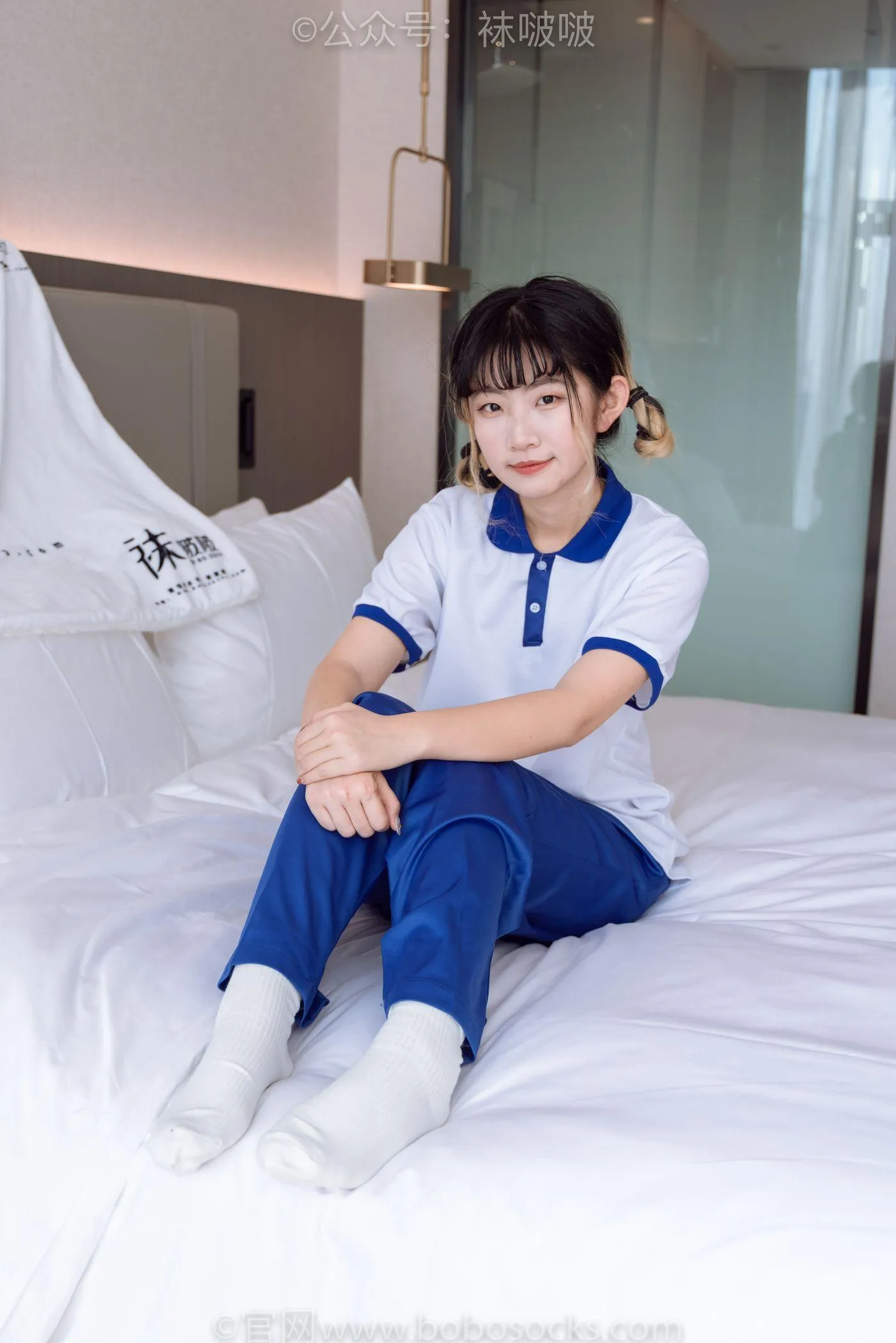 [BoBoSocks袜啵啵]NO.042 砂糖-校服、板鞋、白棉袜、油亮白丝 [139P]插图1